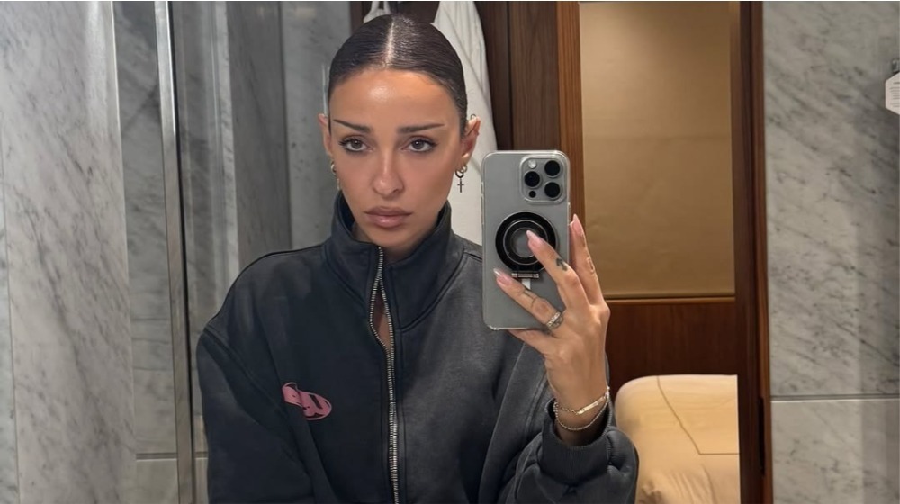 Ελένη Φουρέιρα: Η αντίδραση του γιου της, Ερμή, όταν βλέπει αφίσα της σε βόλτα τους [εικόνα]